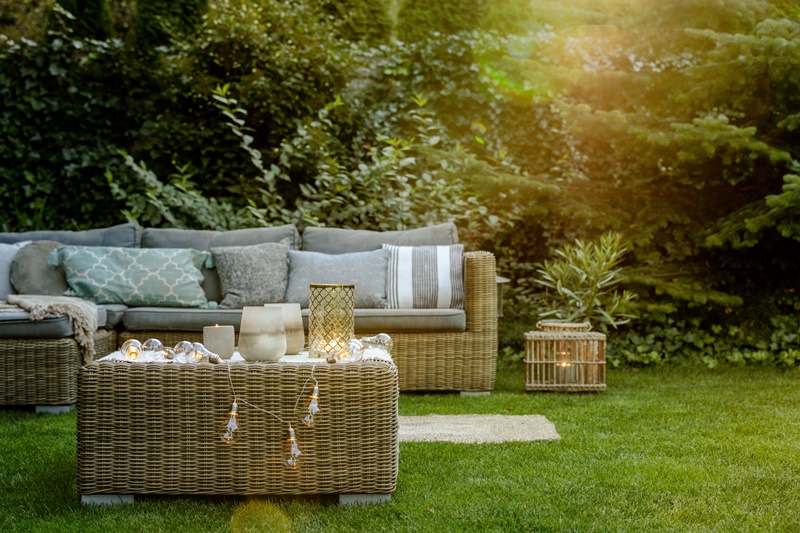 Decorar jardines: los elementos decorativos juegan un papel crucial en la creación de un ambiente exterior acogedor.