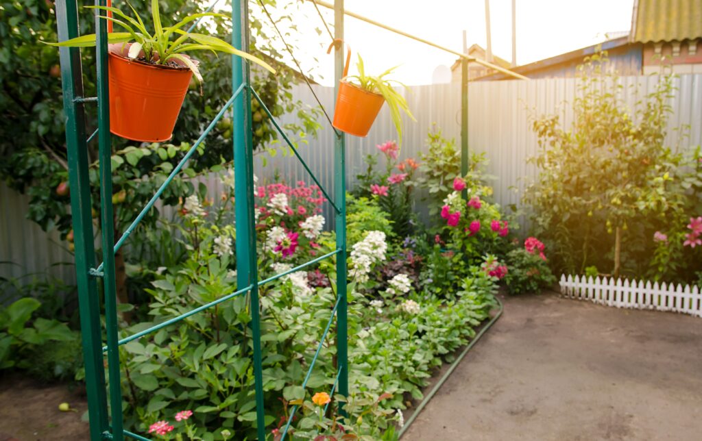 Decorar jardines: aprovechar las macetas y la decoración vertical es un buen truco para aprovechar jardines pequeños.