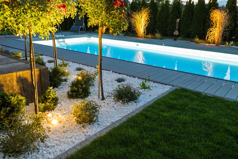 Ideas para decorar alrededor de la piscina: la iluminación debe aportar tanto estética como seguridad.