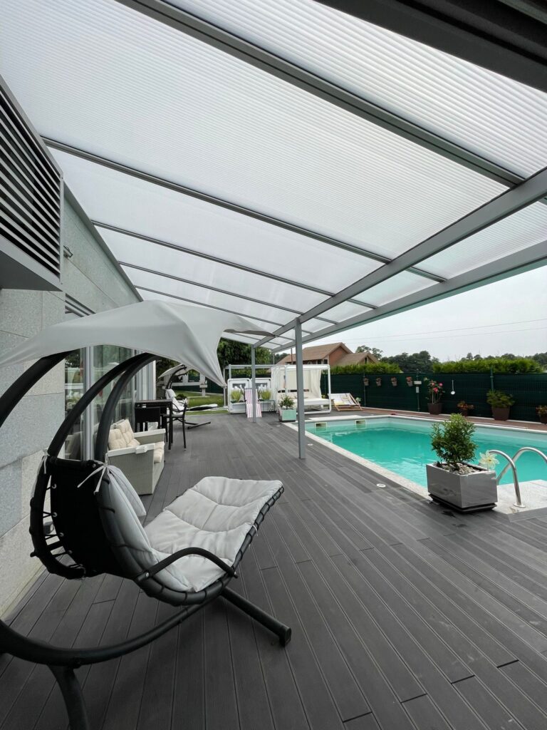 Ideas para decorar alrededor de la piscina: es clave elegir los muebles adecuados