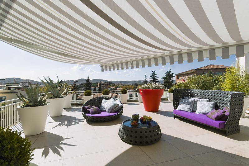 Techo para terraza exterior: opciones en materiales y estilos. Toldo retráctil.