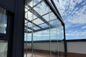 El diseño de casas sustentables está en auge y los techos de cristal combinan estética, funcionalidad y sostenibilidad.