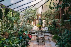 Espacios verdes en el hogar: un oasis con techos de cristal en tu terraza