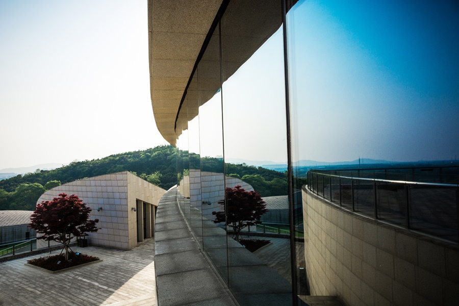 Fachada de edificio curvo que ejemplifica el concepto de arquitectura invisible con su integración armónica al paisaje natural.
