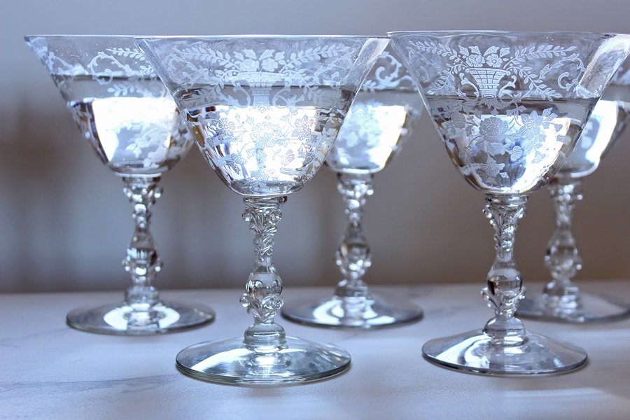 Copas de cristal tallado que muestran los acabados refinados obtenidos gracias al proceso de cómo se fabrica el vidrio artesanalmente.