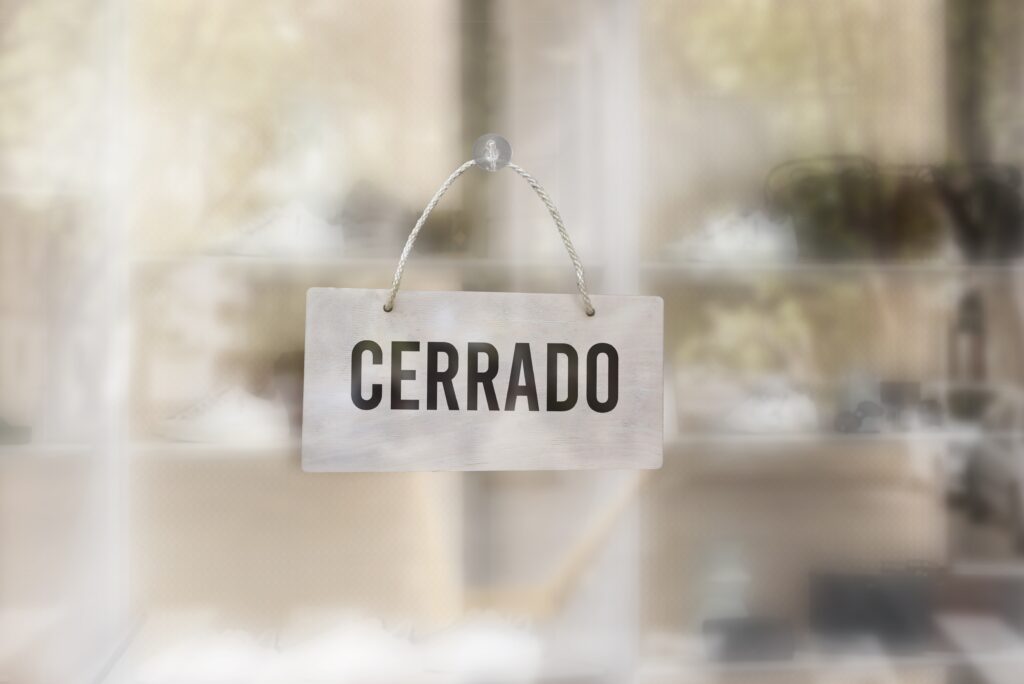 Técnica para pegar en cristal sin dejar marcas visibles ni residuos