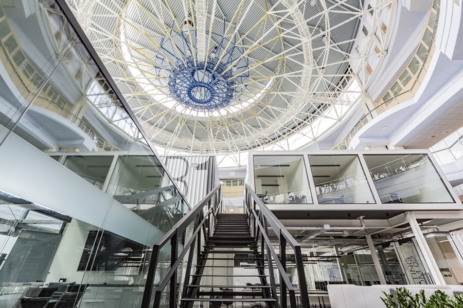 Aplicar los principios de la psicología del espacio en cualquier proyecto arquitectónico, ya sea residencial o laboral, permite crear entornos más saludables, armónicos y funcionales.