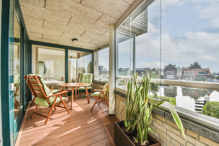 Cerramientos para balcones modernos con cristal deslizante que permite ampliar el espacio habitable.