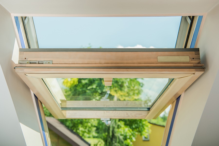 Claraboya o ventana de tejado con sistema de vidrio aislante térmico para optimizar el aislamiento.