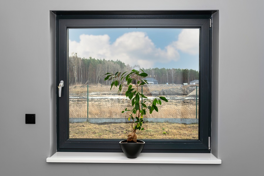 Ventana moderna con vidrio aislante térmico que mejora el confort y la eficiencia energética.